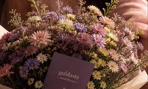 The bouquet of lilac and white flowers with its guldasta card
